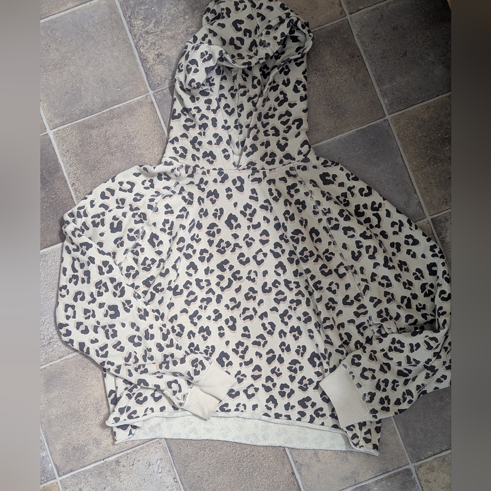 Women's leopard print cropped hoodie.